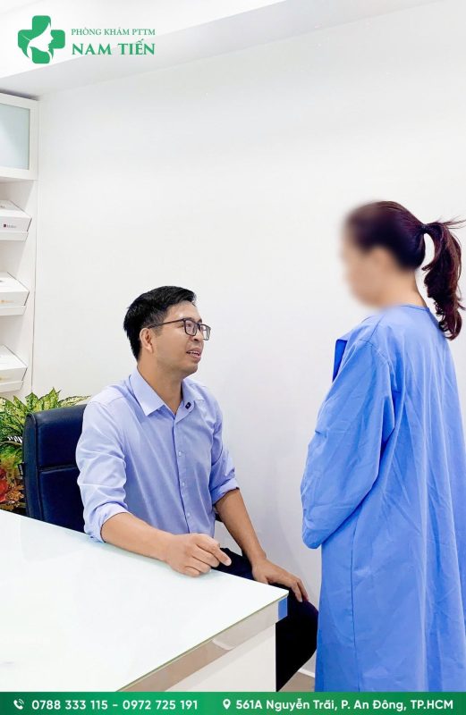 BS Nguyễn Đức Tiến tư vấn khách hàng về dichjv ụ treo sa trễ ngực công nghệ mới TPHCM